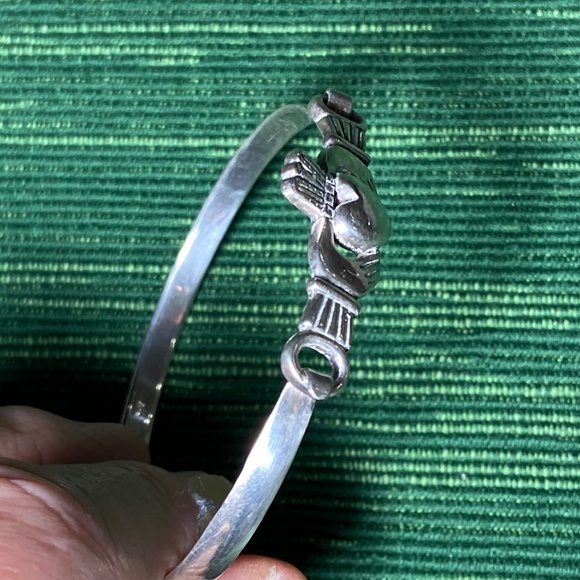 Vintage Sterling Silver Claddagh Hinged Bracelet from Ireland; New Condition - Picture 9 of 16